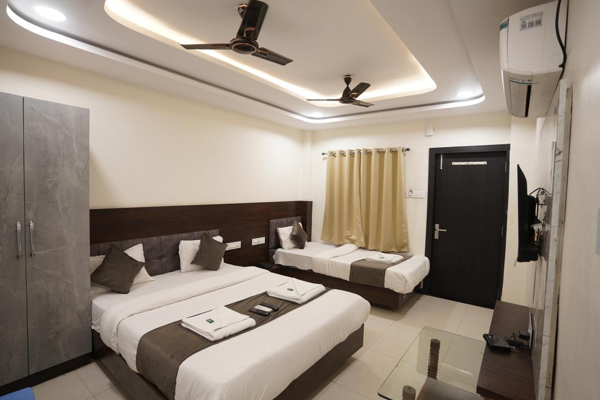Hotel Dev Kripa Ujjain Eksteriør bilde