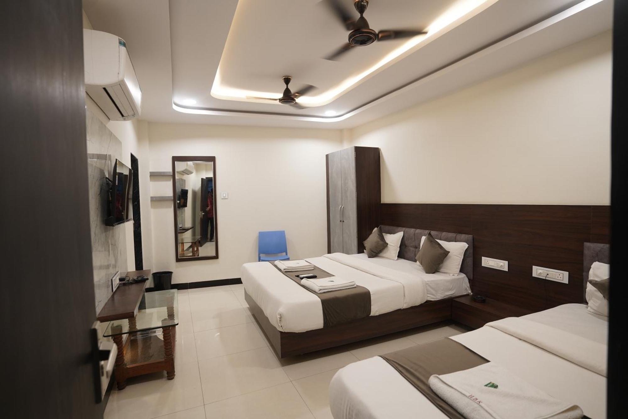 Hotel Dev Kripa Ujjain Eksteriør bilde