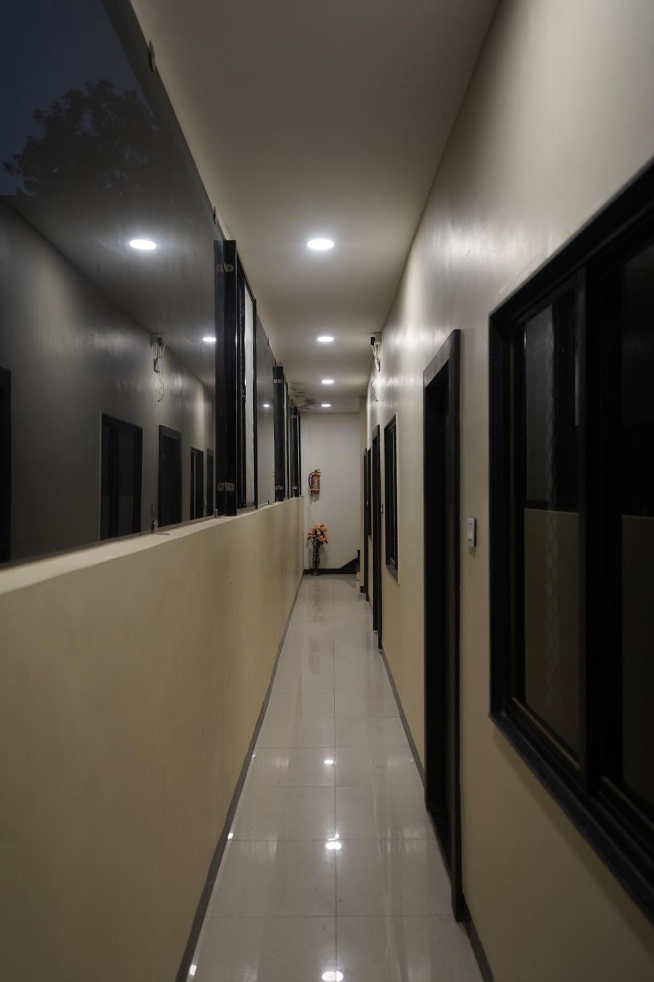 Hotel Dev Kripa Ujjain Eksteriør bilde