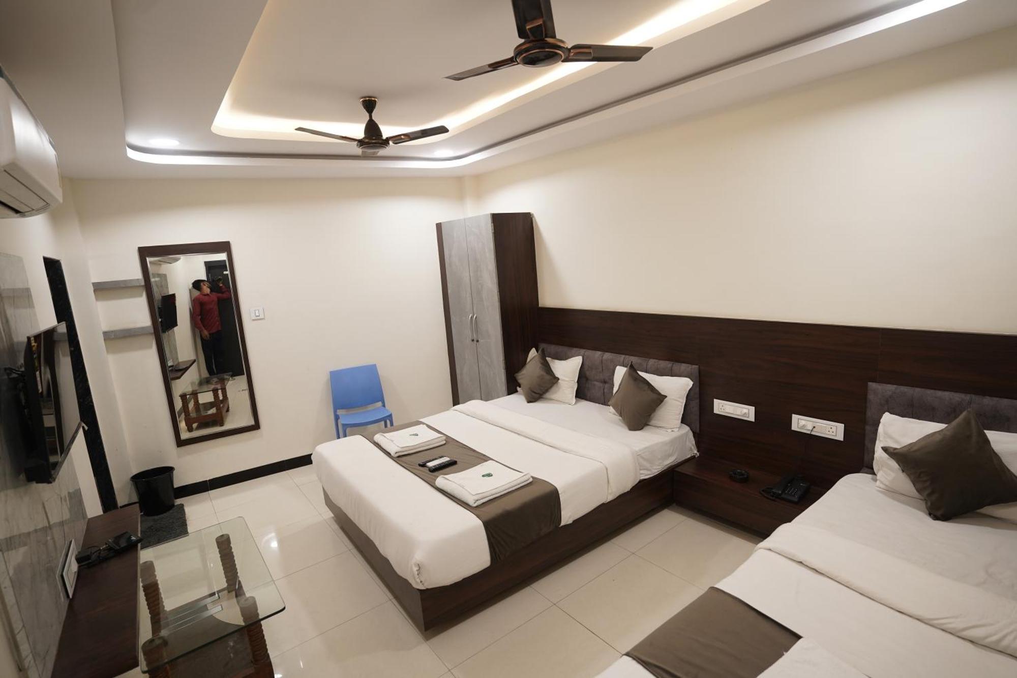 Hotel Dev Kripa Ujjain Eksteriør bilde