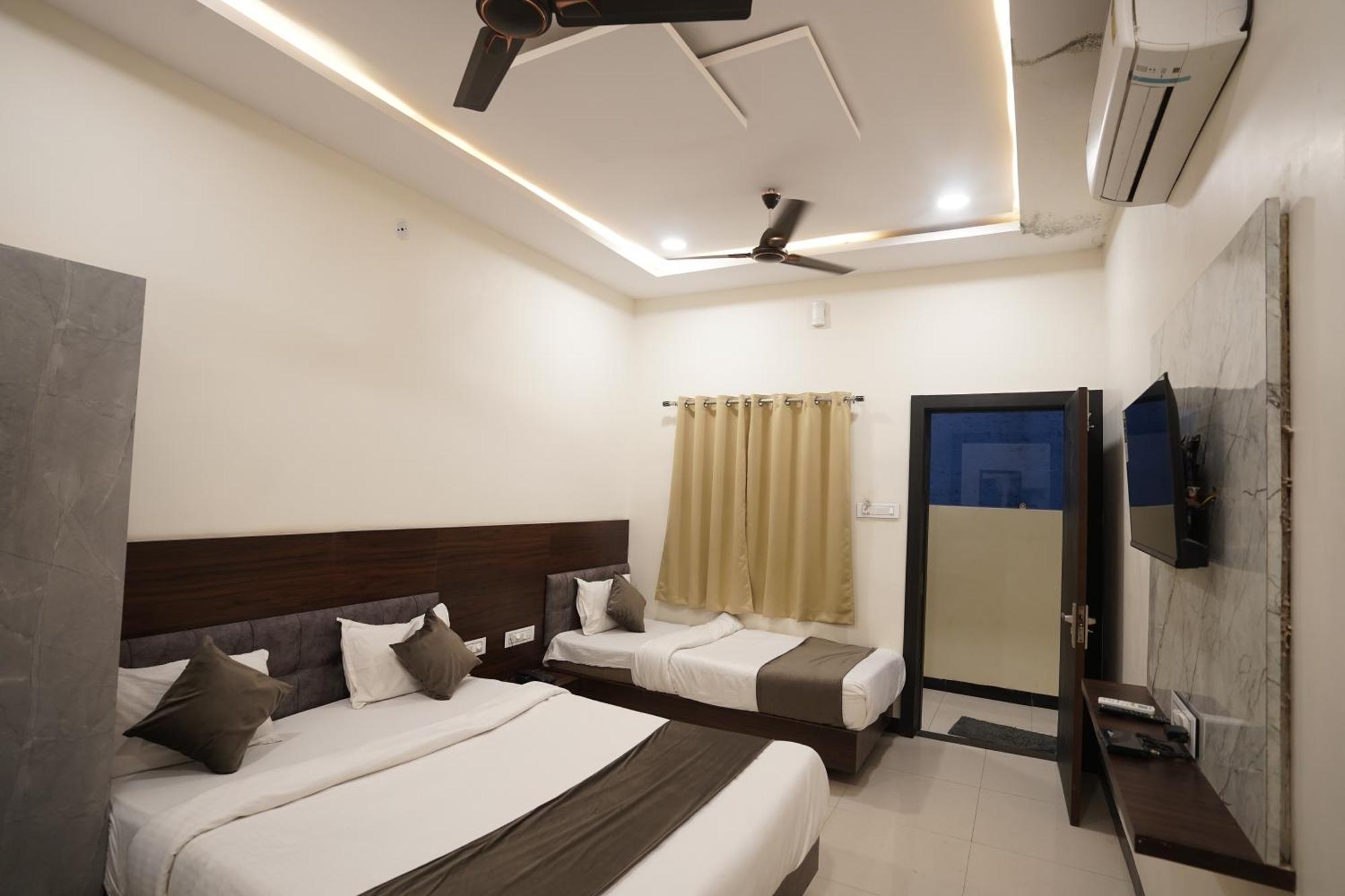 Hotel Dev Kripa Ujjain Eksteriør bilde