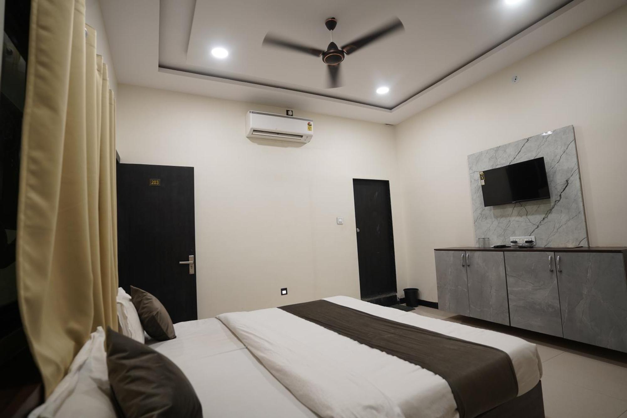 Hotel Dev Kripa Ujjain Eksteriør bilde