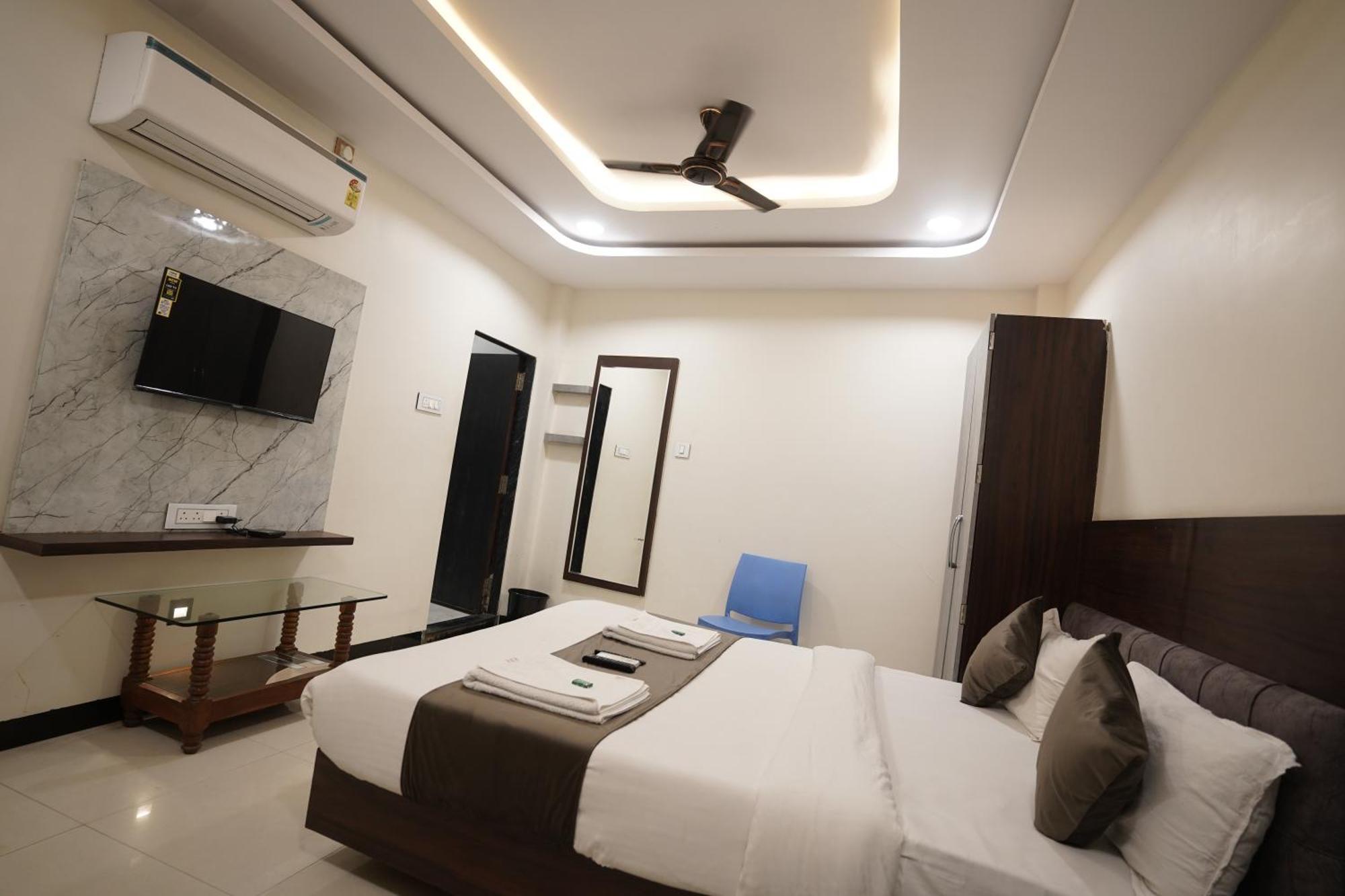 Hotel Dev Kripa Ujjain Eksteriør bilde