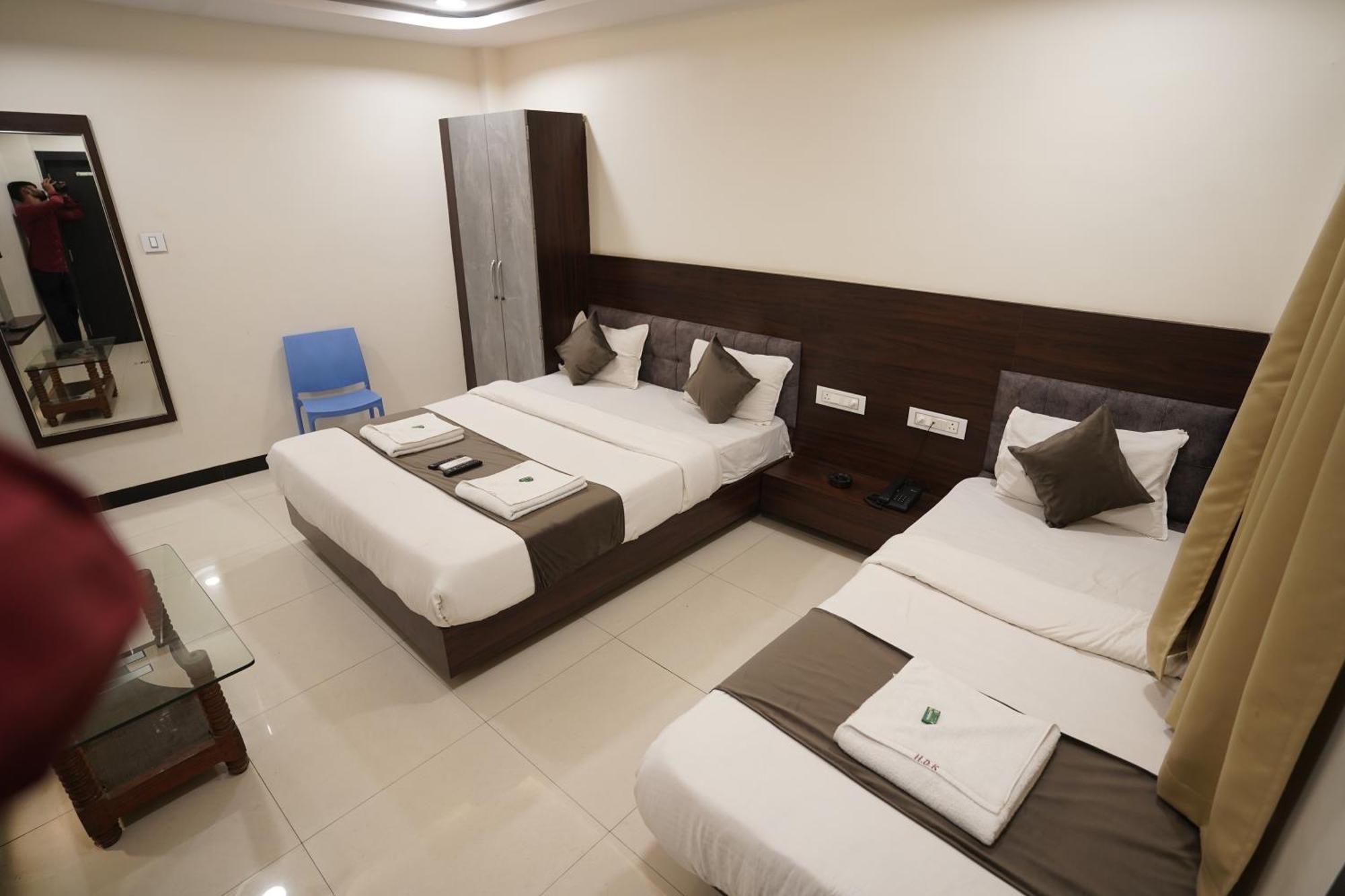 Hotel Dev Kripa Ujjain Eksteriør bilde
