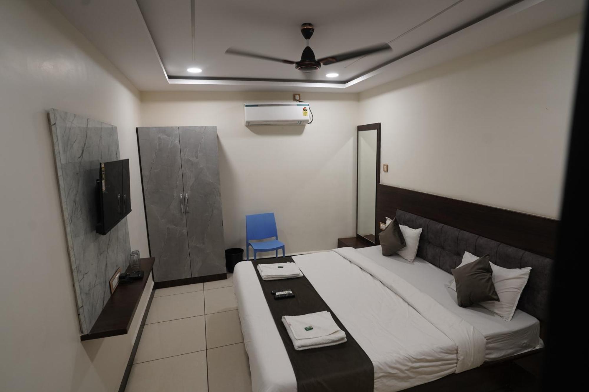 Hotel Dev Kripa Ujjain Eksteriør bilde