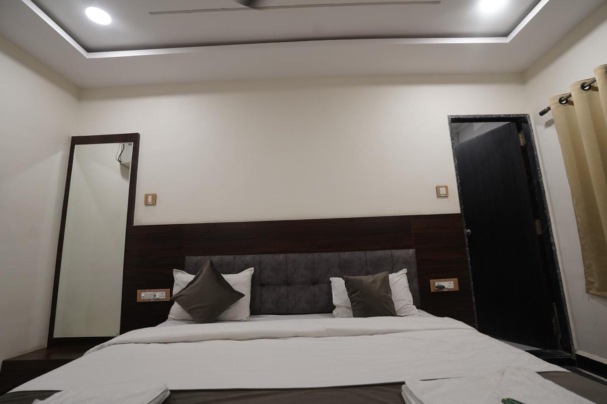 Hotel Dev Kripa Ujjain Eksteriør bilde