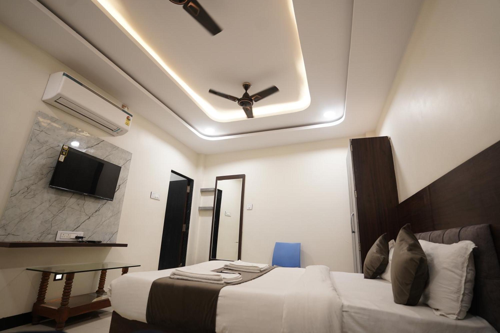 Hotel Dev Kripa Ujjain Eksteriør bilde