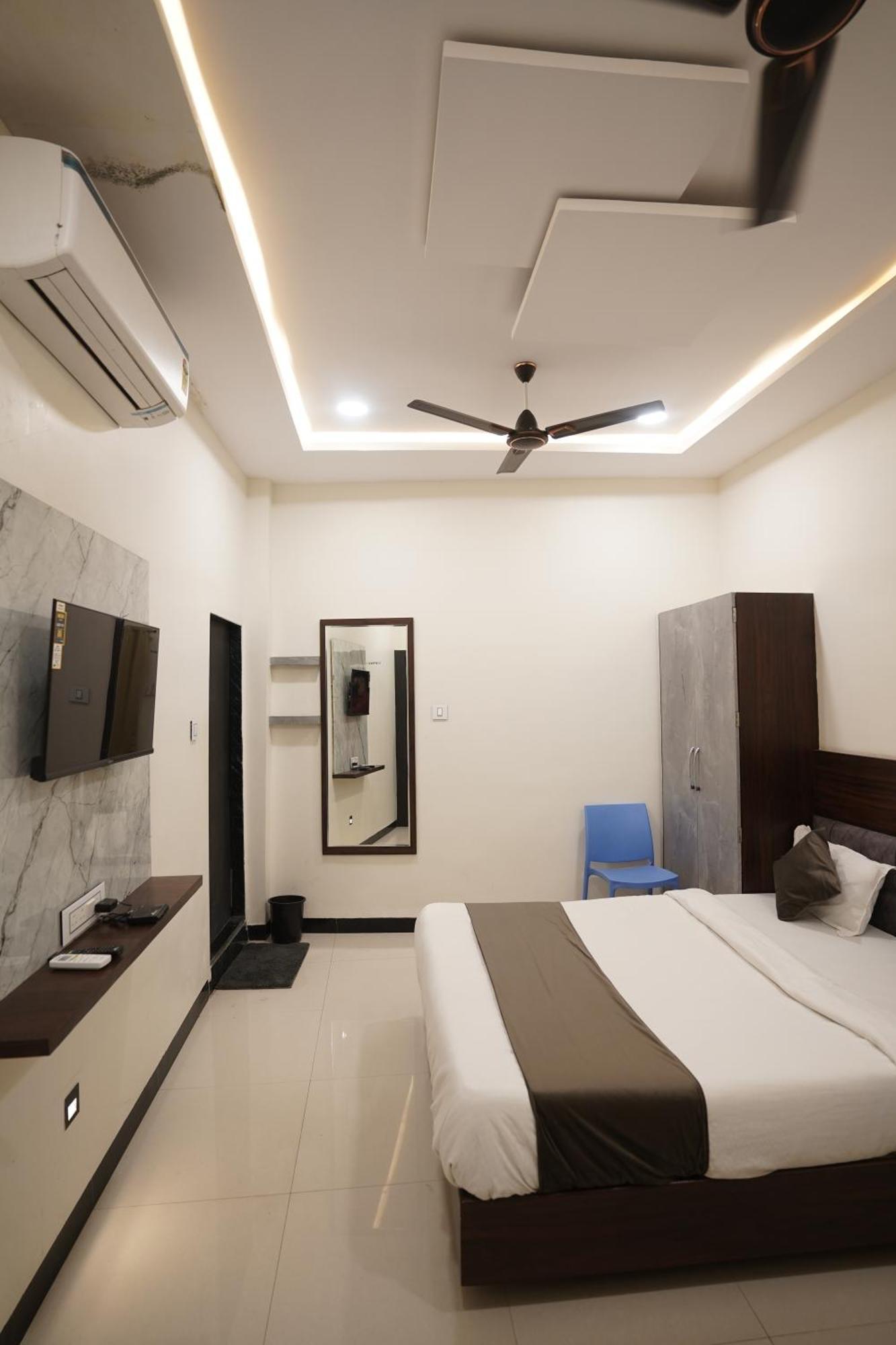 Hotel Dev Kripa Ujjain Eksteriør bilde