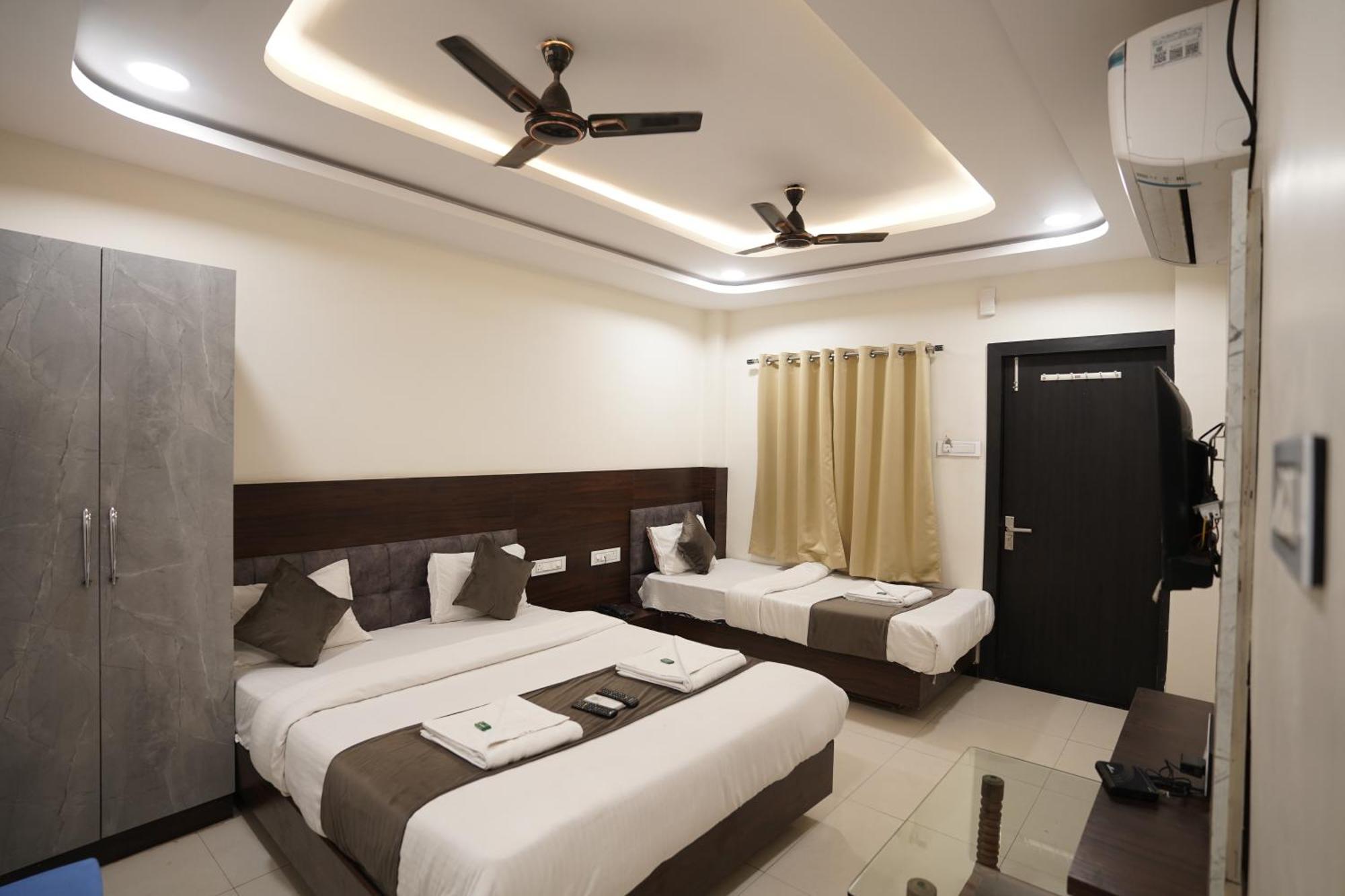 Hotel Dev Kripa Ujjain Eksteriør bilde