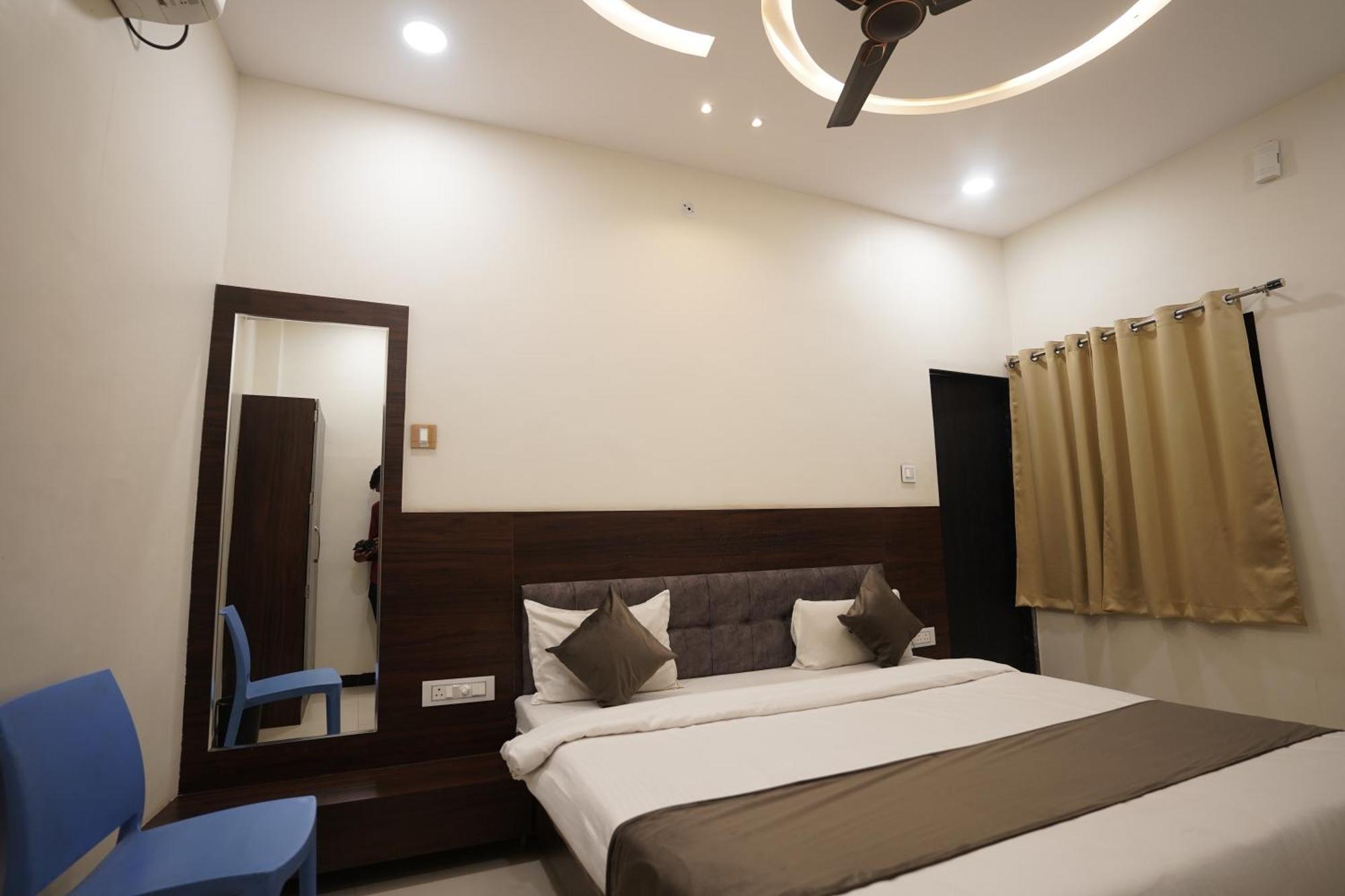 Hotel Dev Kripa Ujjain Eksteriør bilde
