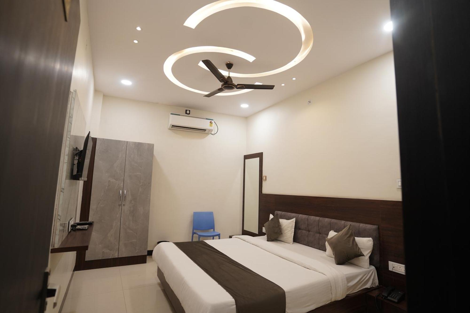 Hotel Dev Kripa Ujjain Eksteriør bilde