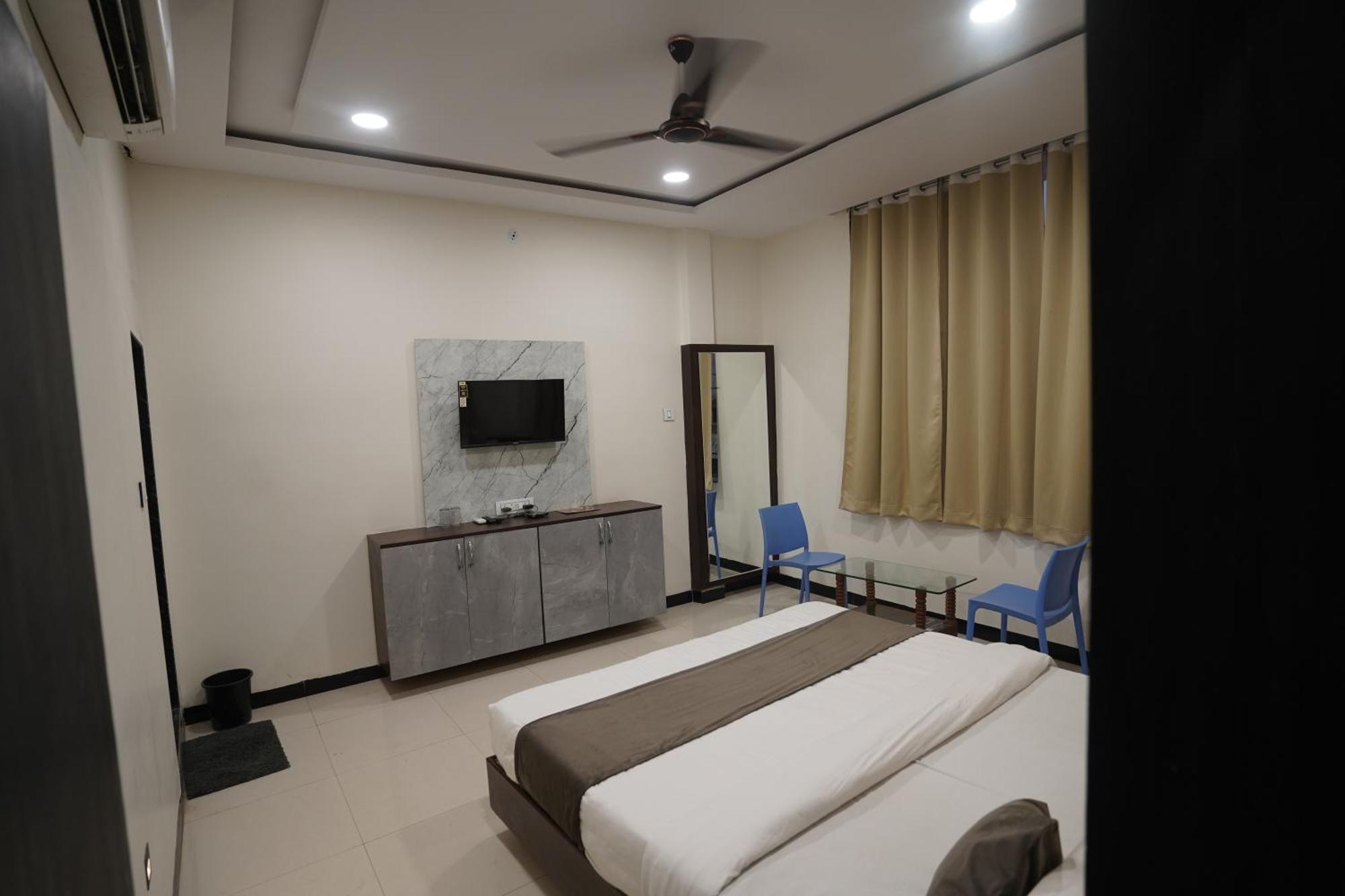 Hotel Dev Kripa Ujjain Eksteriør bilde