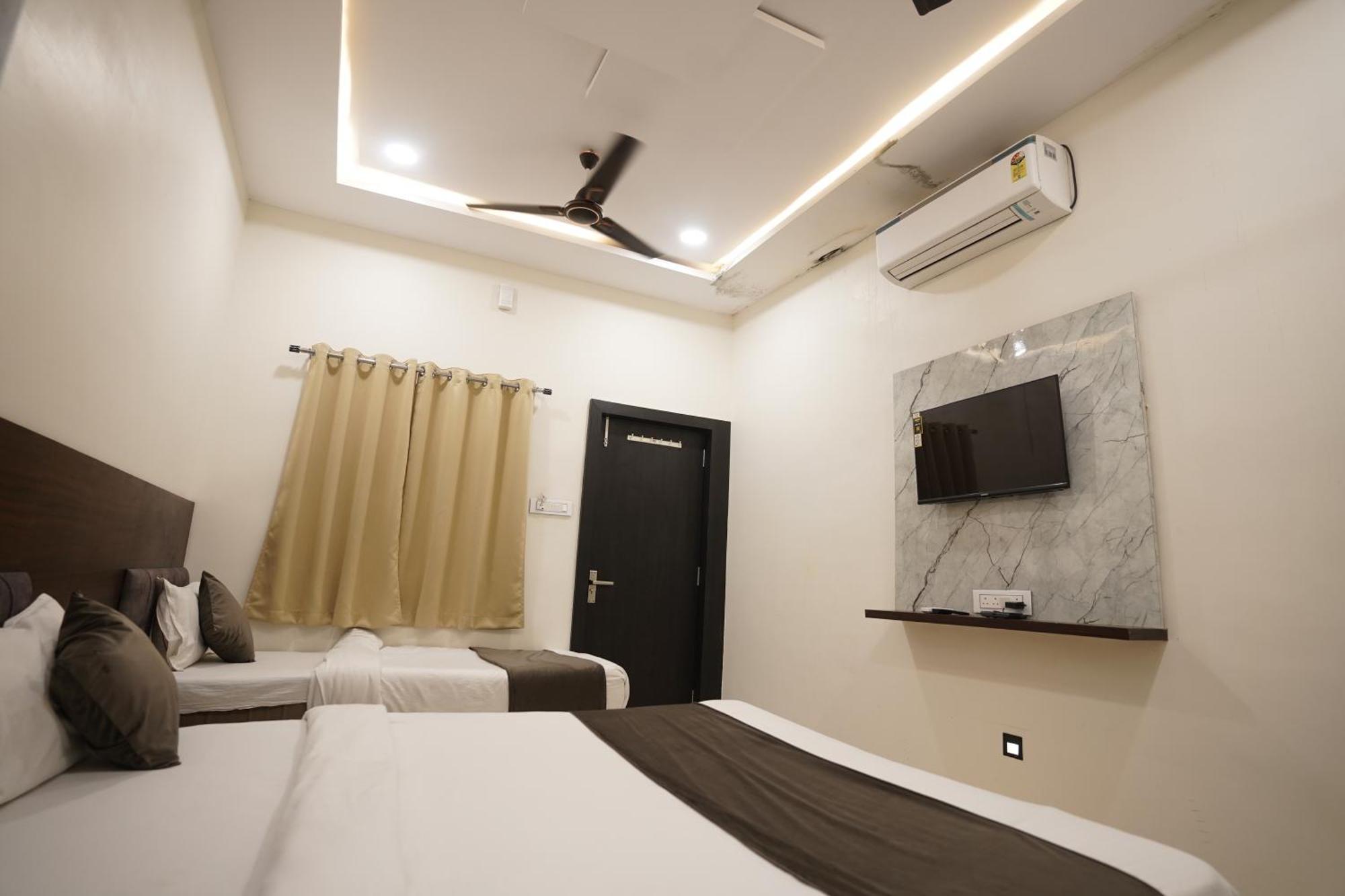 Hotel Dev Kripa Ujjain Eksteriør bilde