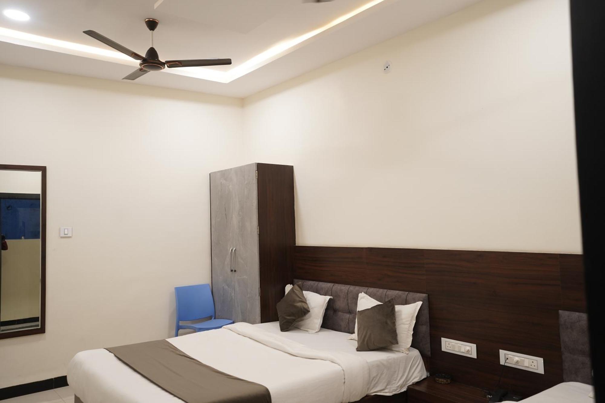 Hotel Dev Kripa Ujjain Eksteriør bilde