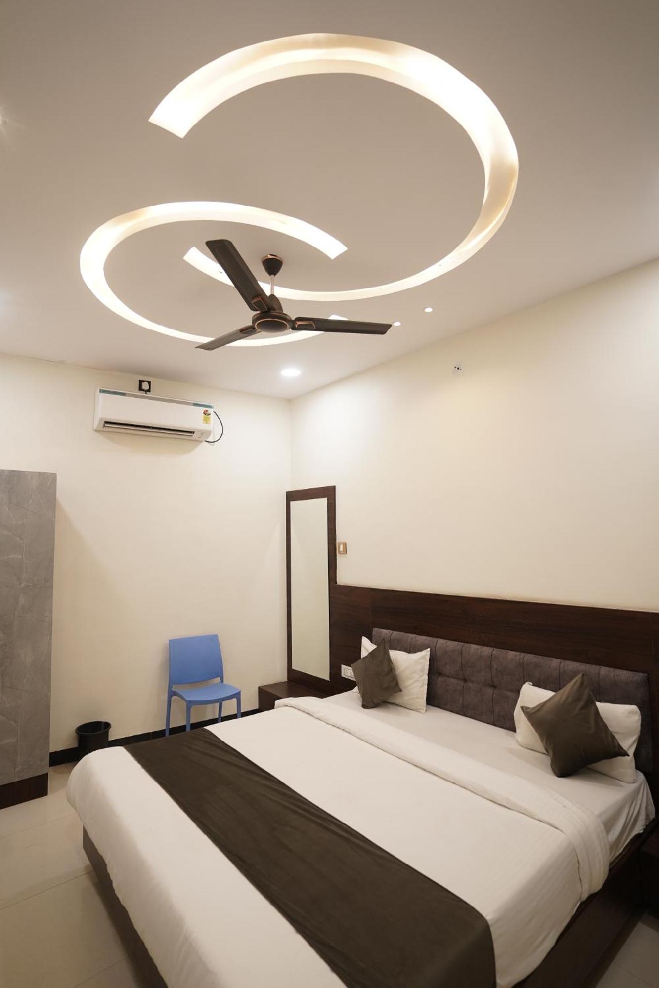Hotel Dev Kripa Ujjain Eksteriør bilde