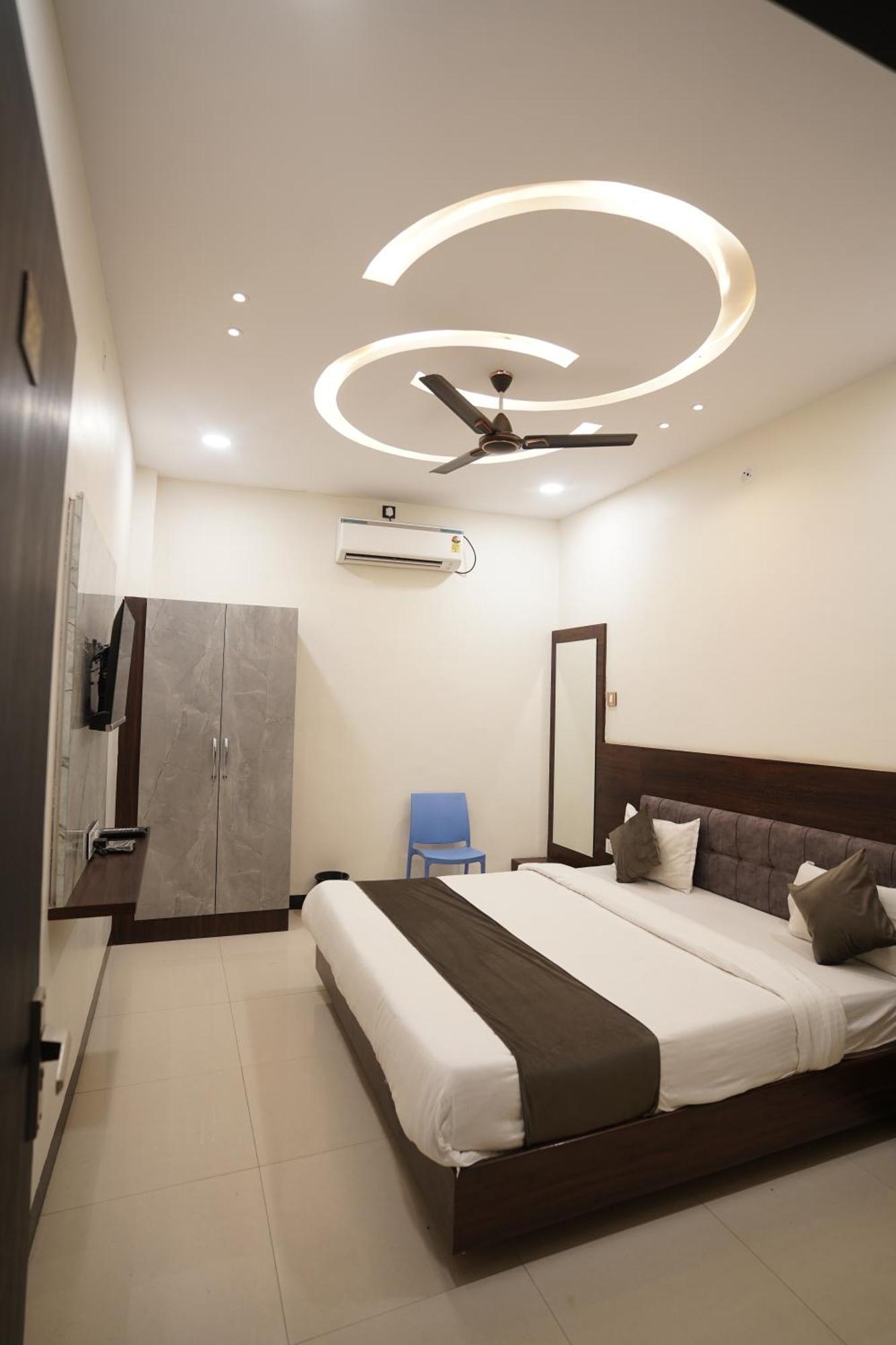 Hotel Dev Kripa Ujjain Eksteriør bilde