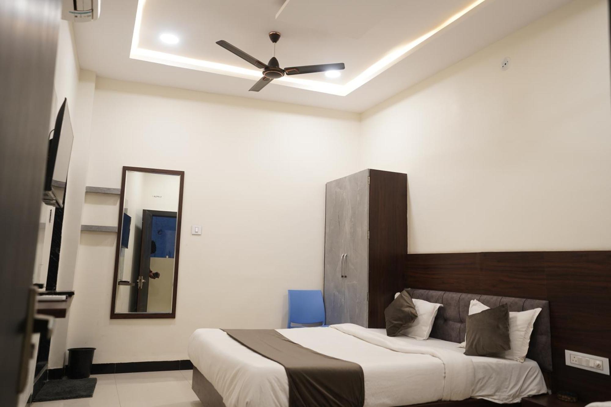 Hotel Dev Kripa Ujjain Eksteriør bilde