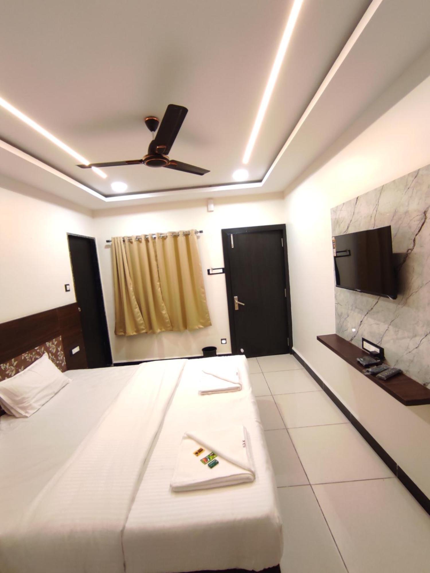 Hotel Dev Kripa Ujjain Eksteriør bilde