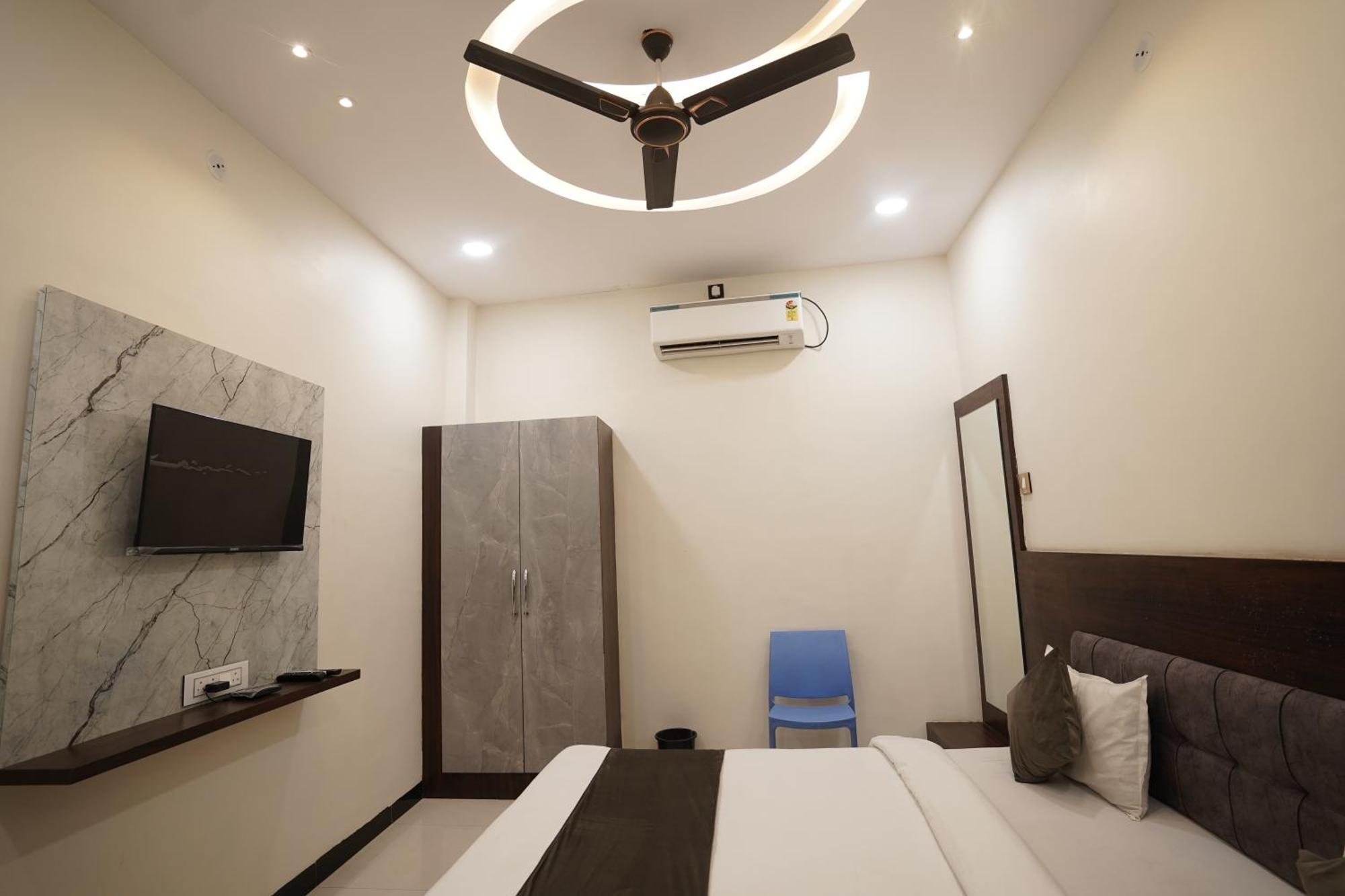 Hotel Dev Kripa Ujjain Eksteriør bilde