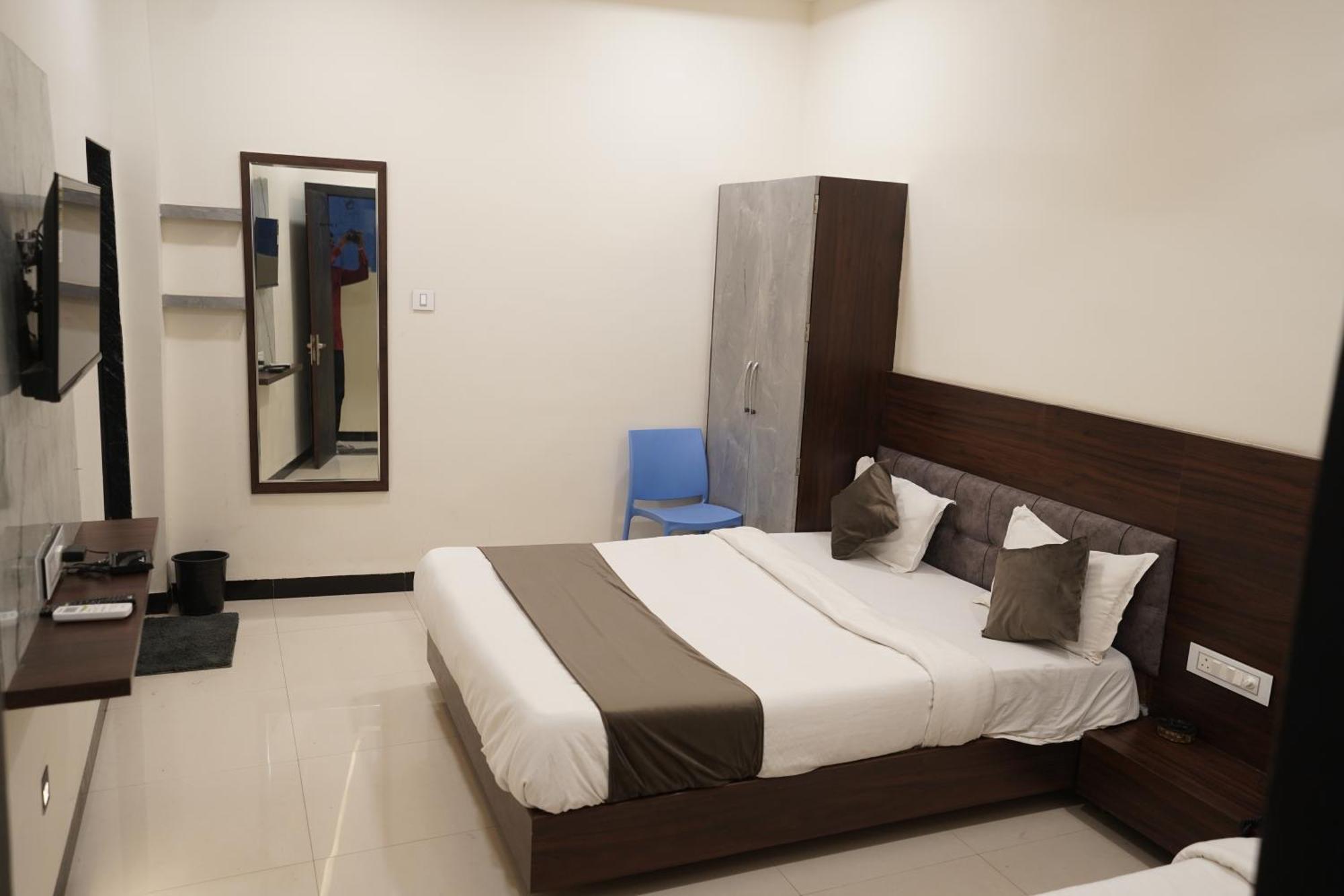 Hotel Dev Kripa Ujjain Eksteriør bilde