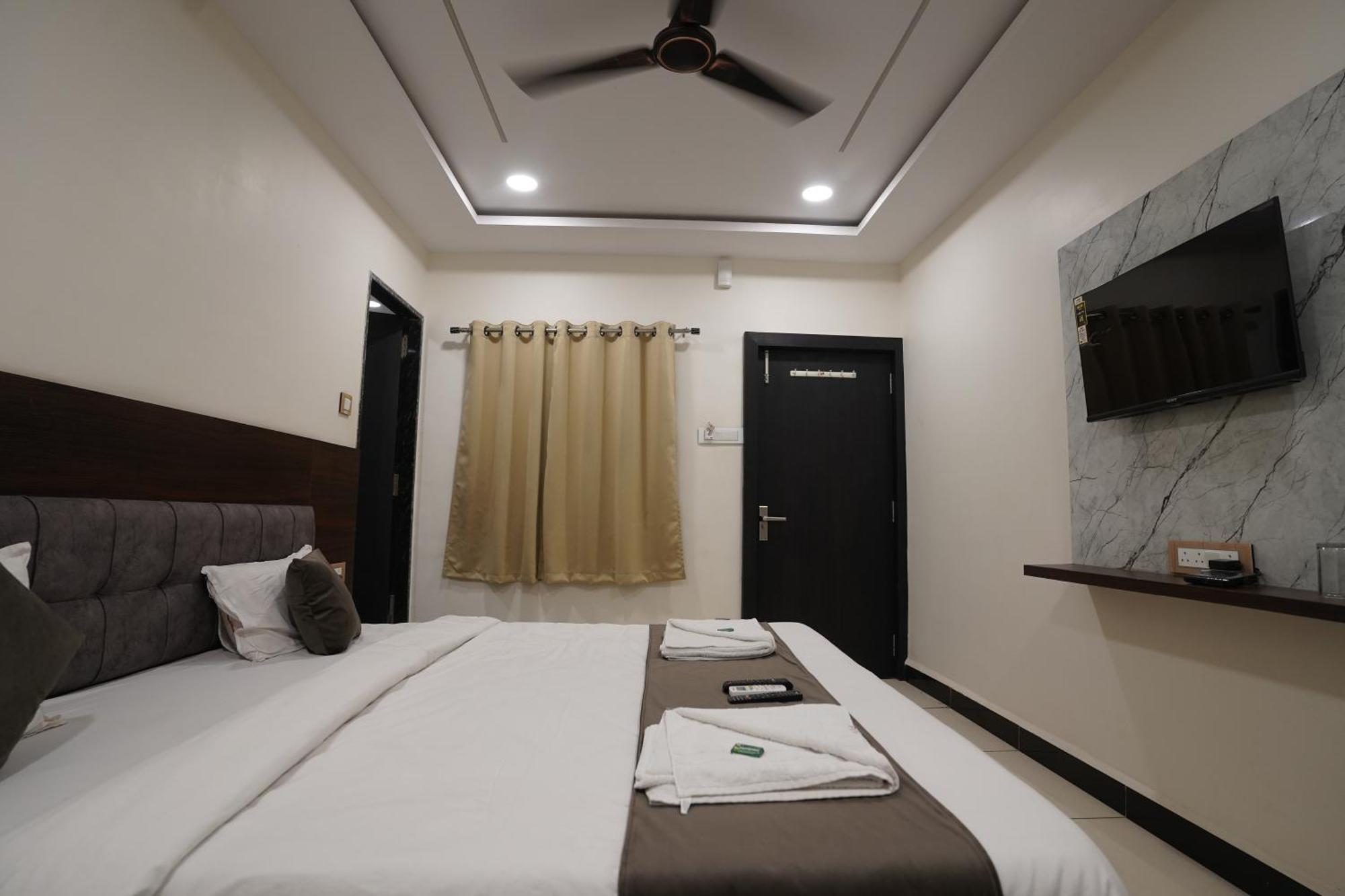 Hotel Dev Kripa Ujjain Eksteriør bilde