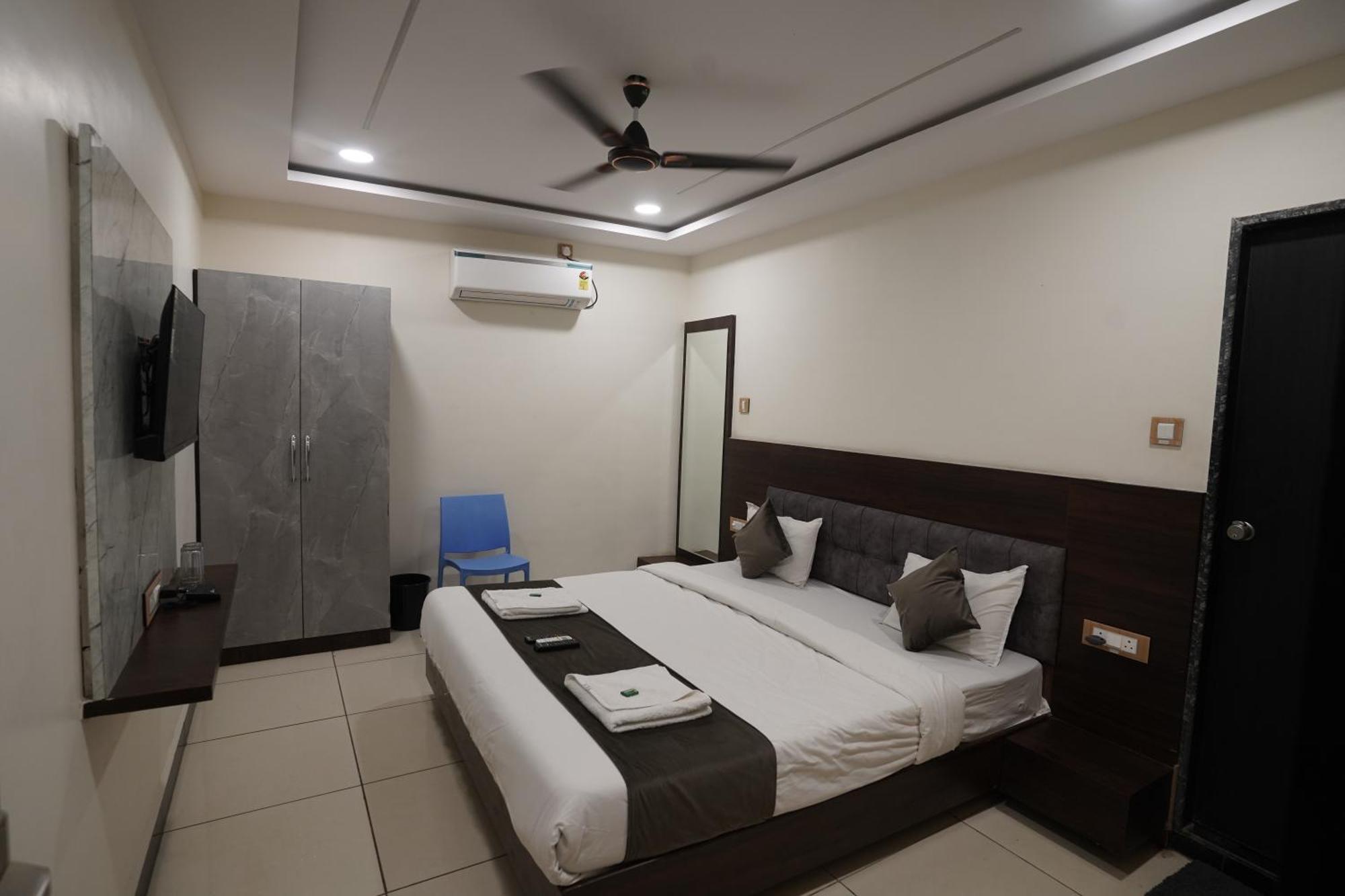 Hotel Dev Kripa Ujjain Eksteriør bilde