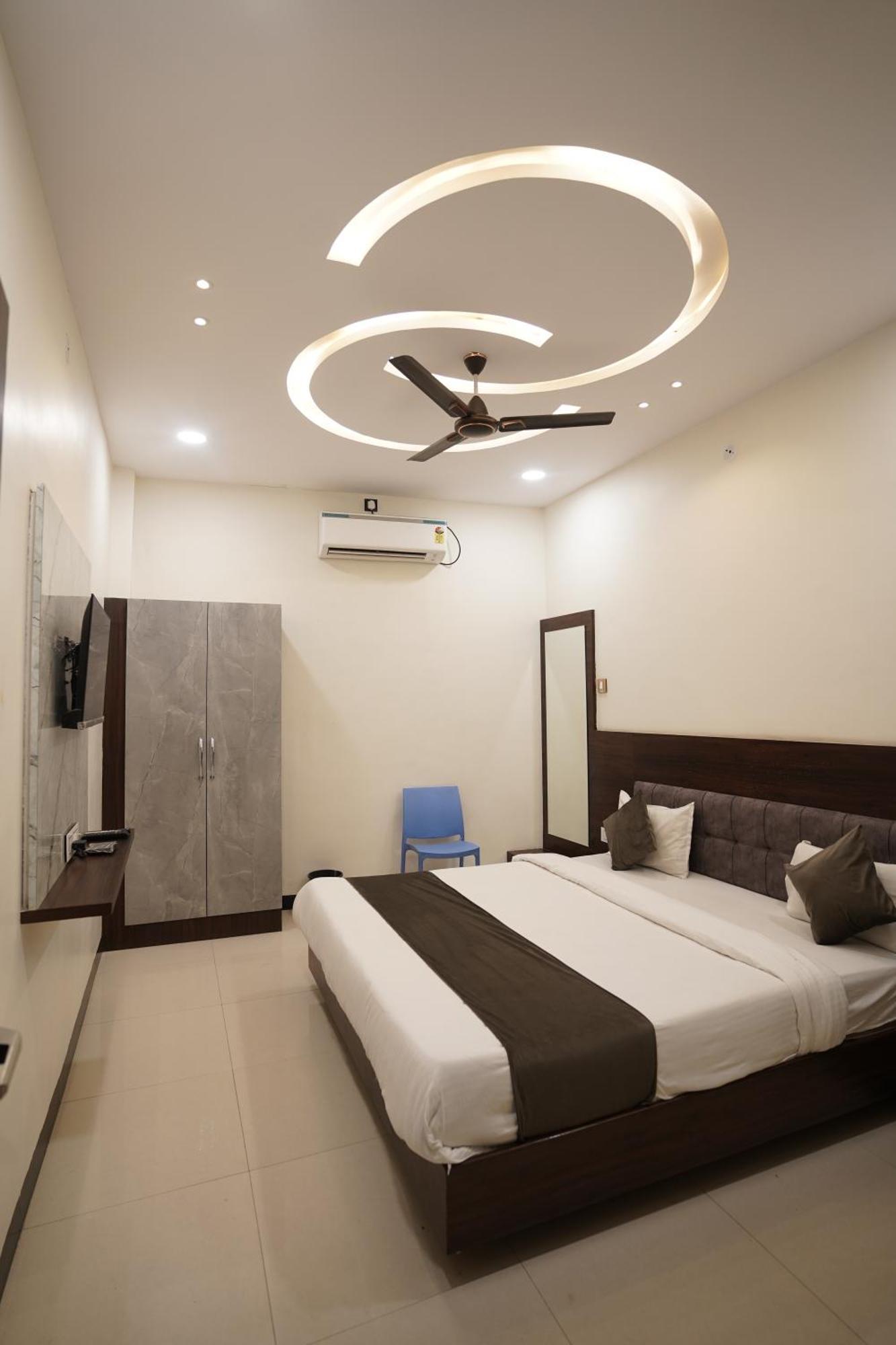 Hotel Dev Kripa Ujjain Eksteriør bilde