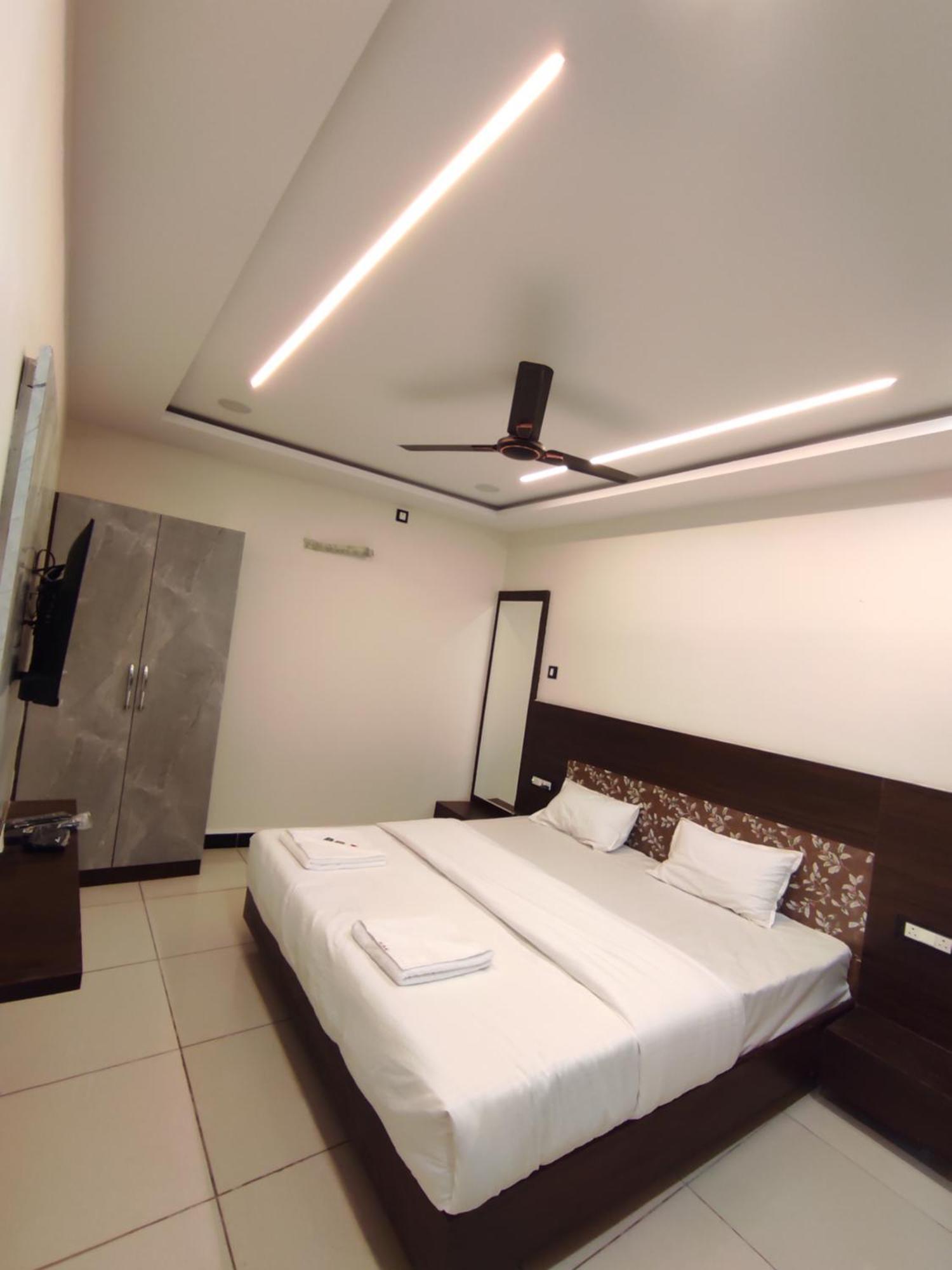 Hotel Dev Kripa Ujjain Eksteriør bilde