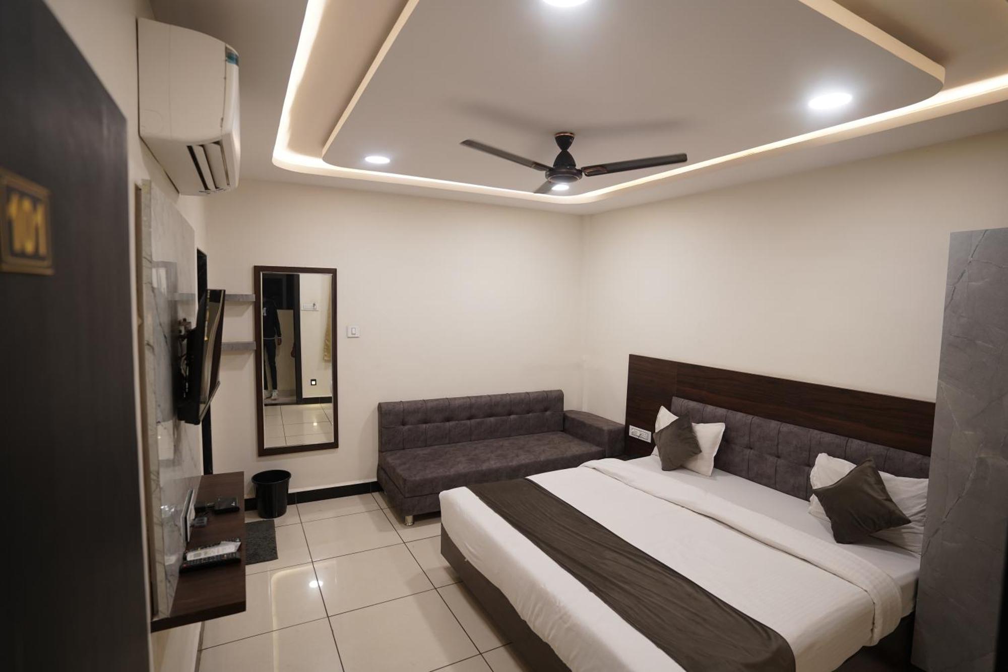 Hotel Dev Kripa Ujjain Eksteriør bilde