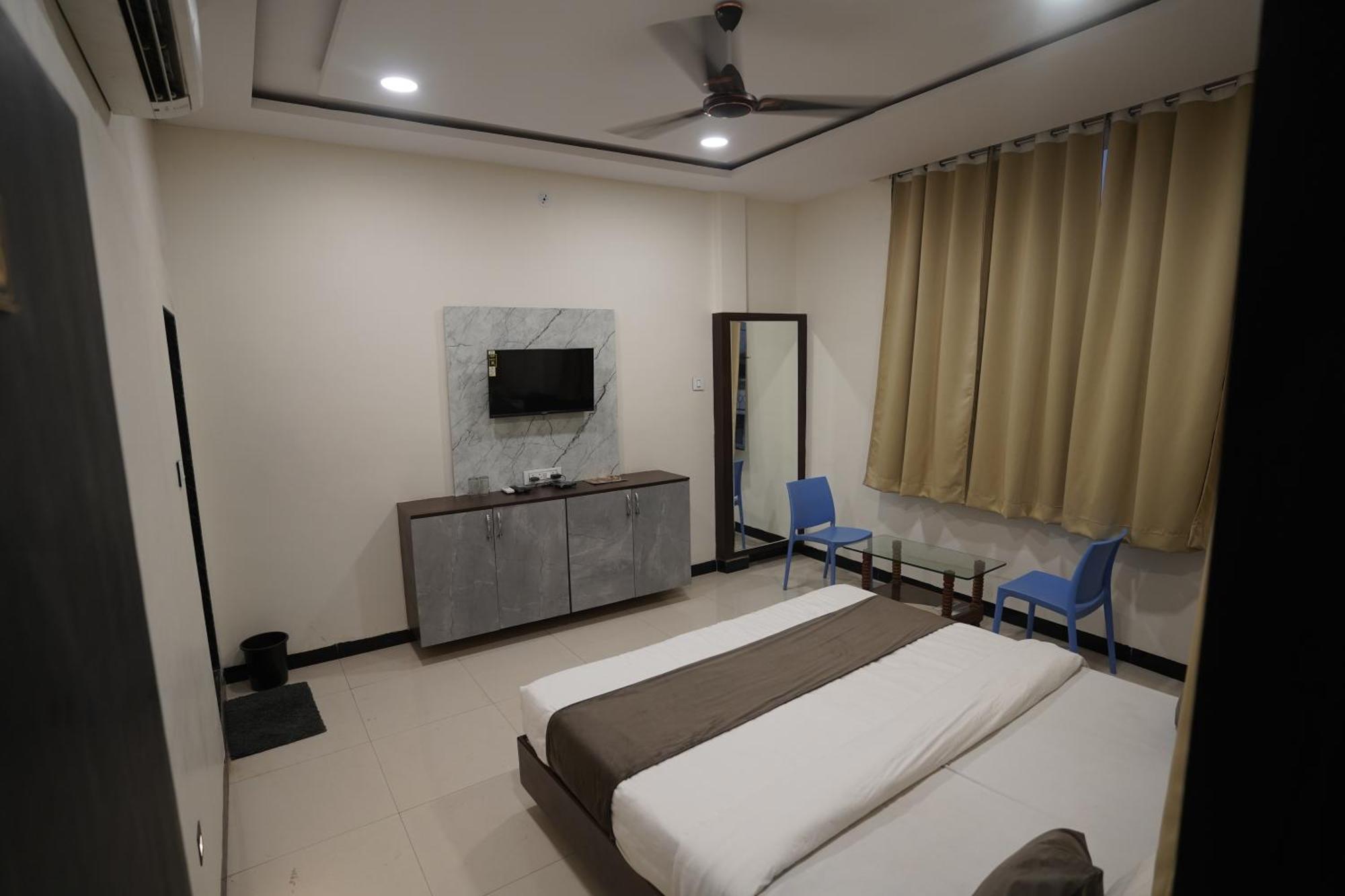 Hotel Dev Kripa Ujjain Eksteriør bilde